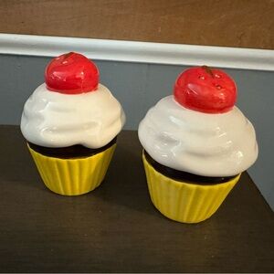 Cupcake salt and pepper shakers